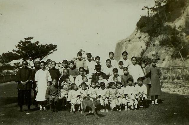1931 2 Miss Lucas with staff and girls of the Foundling Home