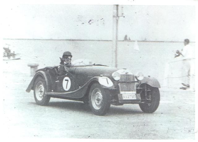 First Macau GP. Dinger Bell in Betsy giving a thumbs up to his team in the pits  0