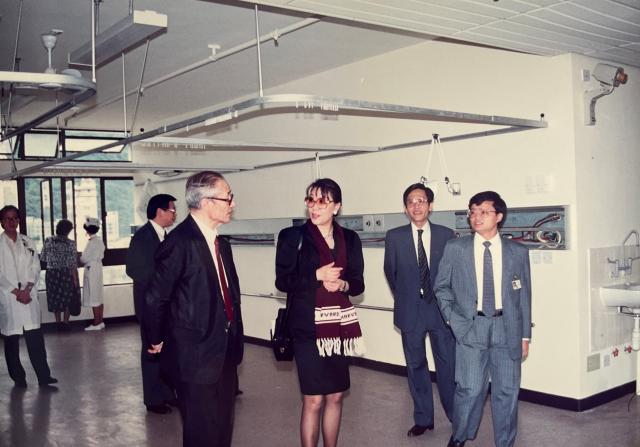 Elizabeth "Libby" Wong Chien Chi-lien visiting Ruttonjee Hospital