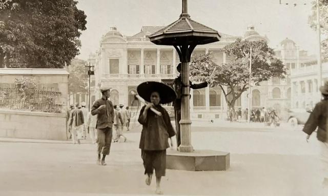 traffic police kiosk on garden road