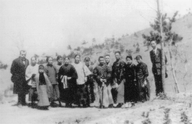 1925 - Two Gun Cohen (l), Mme. Sun Yat-Sen (centre left), Dr Sun Fo (r) on Nanjings Purple Mountain