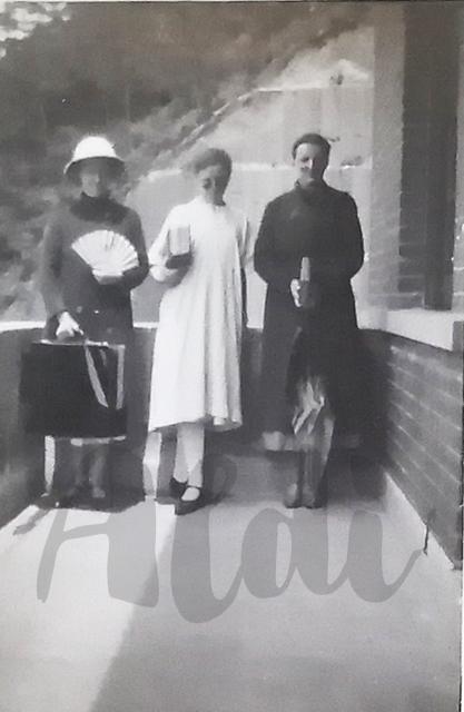 'The missionaries!!!' @ 24 Broadwood Road, c1932