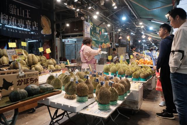 Wholesale market doing retail