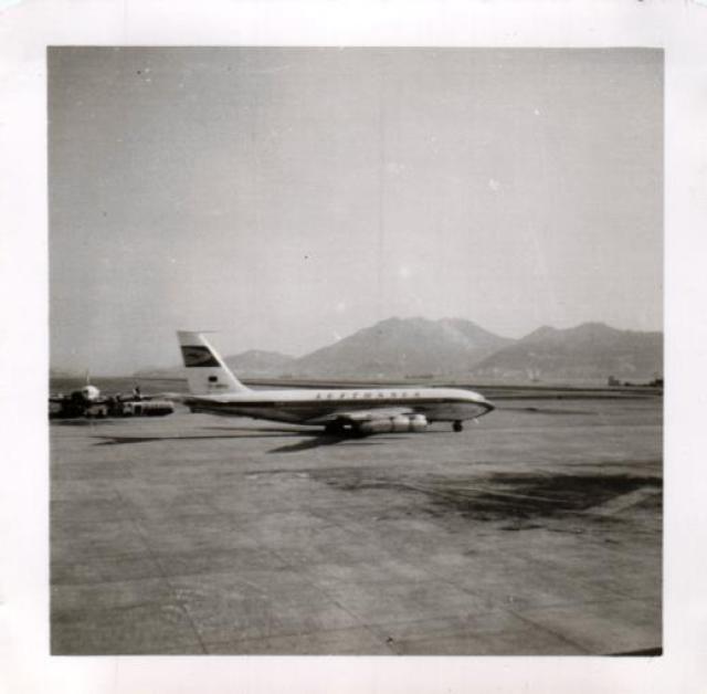Lufthansa B707 taxying out at Kai Tak