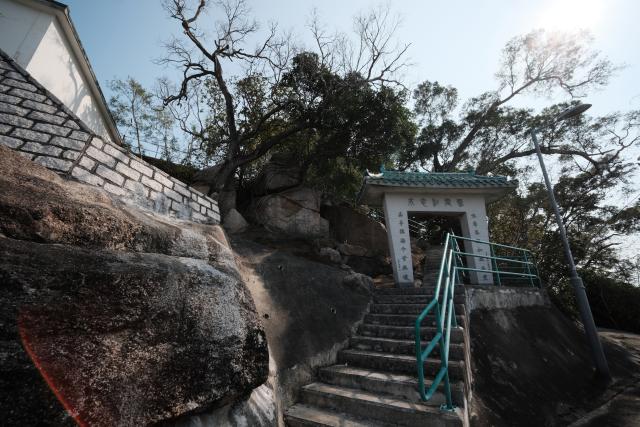Pai Lau at footpath towards Fung Ha Memorial Pavilion