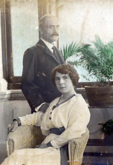 Arratoon Vertannes Apcar with his wife, Ashken Apcar, at Ava House in Hong Kong (1920s)