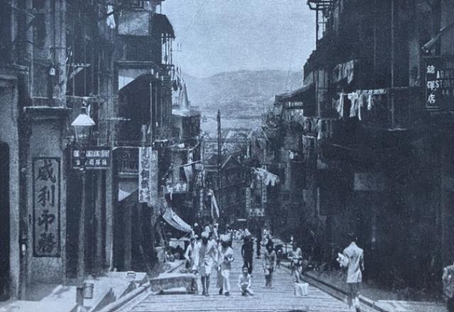 1938   an unidentified street; knowledge sought.
