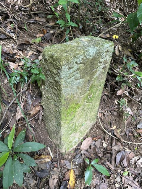 Village Boundary Stone — Nui Po Au (oblique)