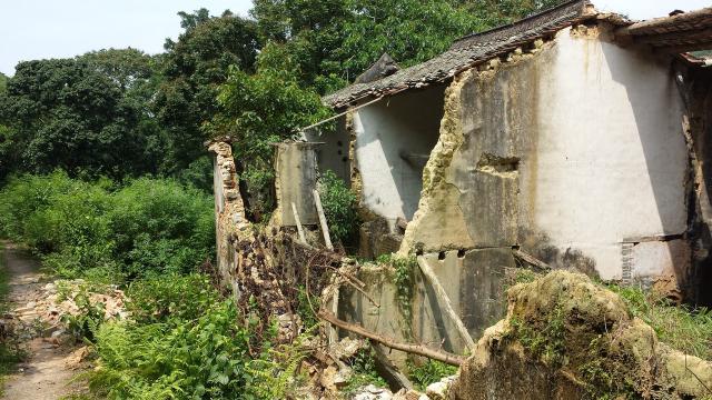 Crumbling house at So Lo Pun