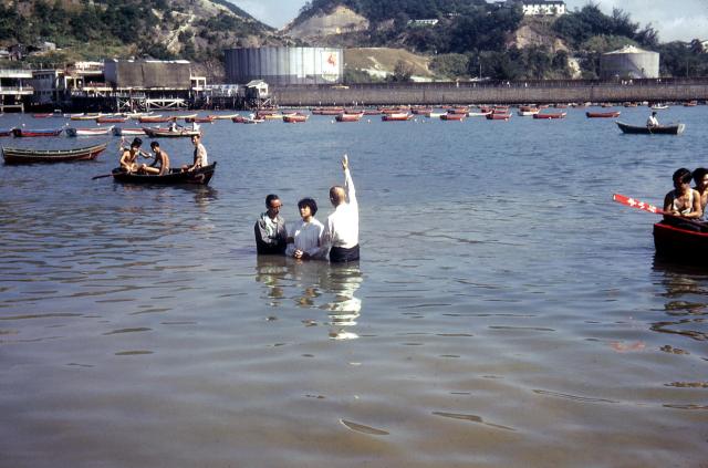 1965 Baptising in Lai Chi kok.jpg