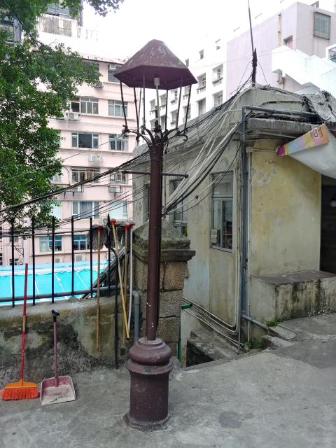 Gas lamp post on the grounds of Jamia Mosque