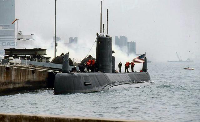 1986 - Wanchai naval pier - US submarine
