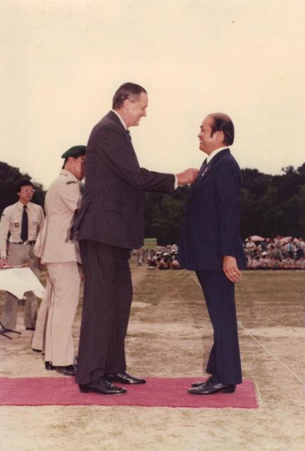 28 April 1979 - Stephen WONG Yuen Cheung with Lord MacLehose of Beoch (25th Gov of HK)