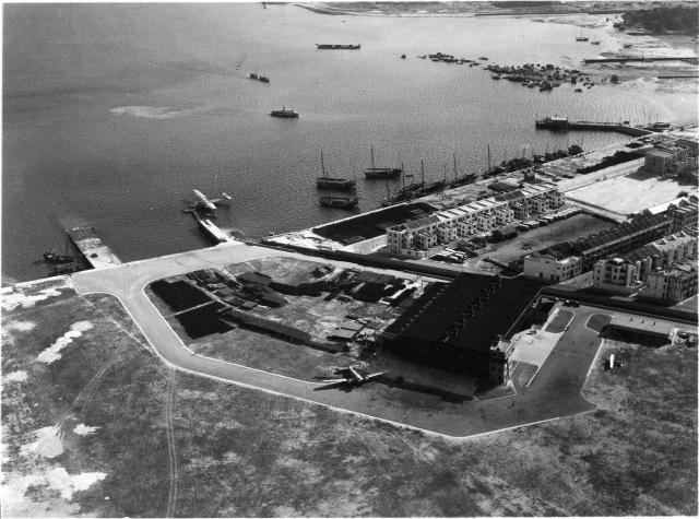 四十年代的啟德機場，可以看到有專為水上飛機而設的碼頭.jpg