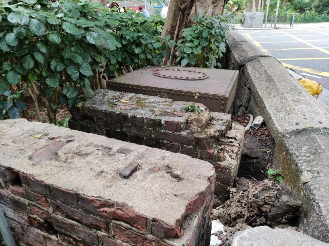 Iron box and low walls at junction of Hospital Rd and Bonham Rd.jpg