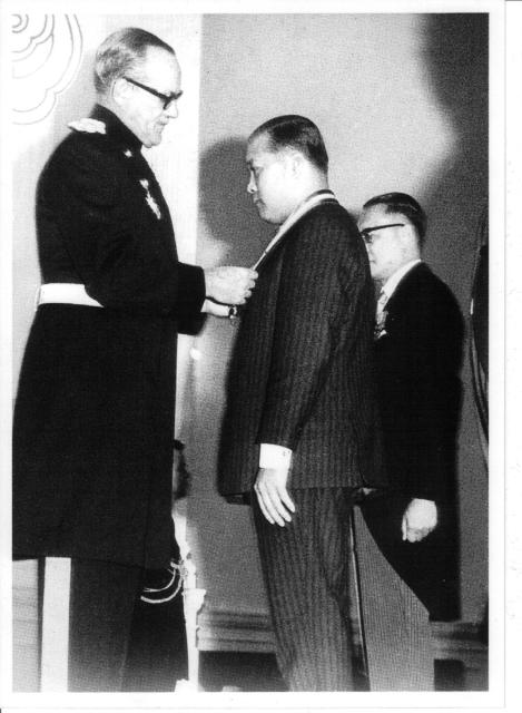 Undated - Stephen WONG Yuen Cheung with Sir David Trench (24th Gov of HK)