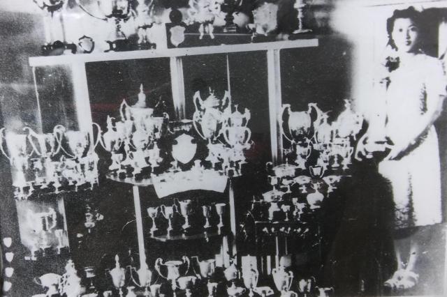Yeung Sau-king with her trophies in 1938