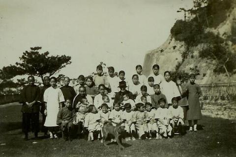 1931 Miss Lucas with staff and children of the Foundling Home