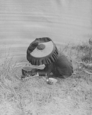 washing pots new territories 1955