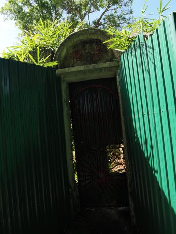 Yick Yuen, small gate