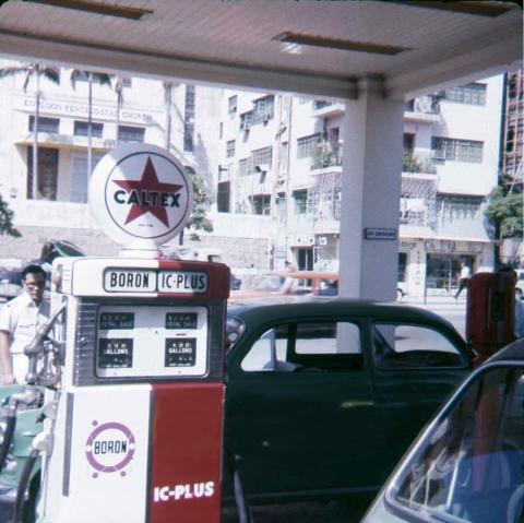 1965 Gasoline station at Waterloo Road