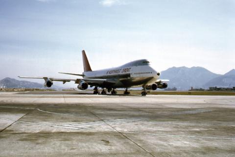 NWA B747 Taxying in