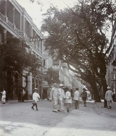 Queen's Road Central (looking west from Pedder Street) 