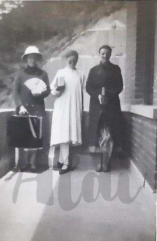 'The missionaries!!!' @ 24 Broadwood Road, c1932