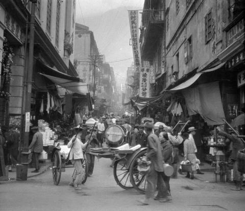 Junction of Graham Street and Queen's Road Central, late 1920s