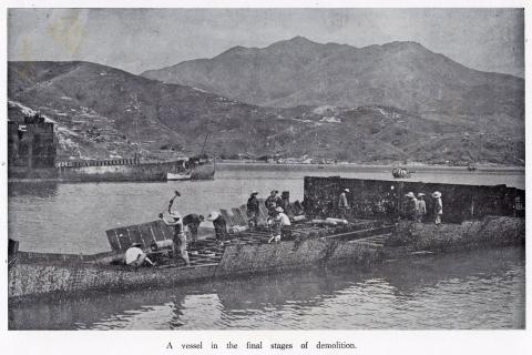 Shipbreaking gangs at Gin Drinkers bay