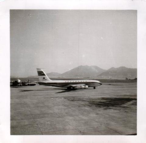 Lufthansa B707 taxying out at Kai Tak