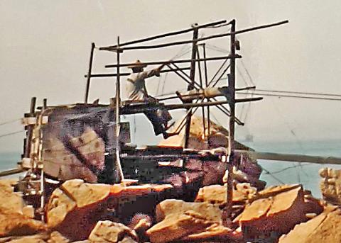 Leg & foot operated raise & lower net fishing