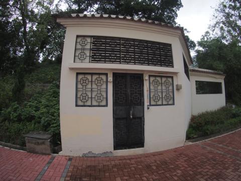 Rhombus shape hut