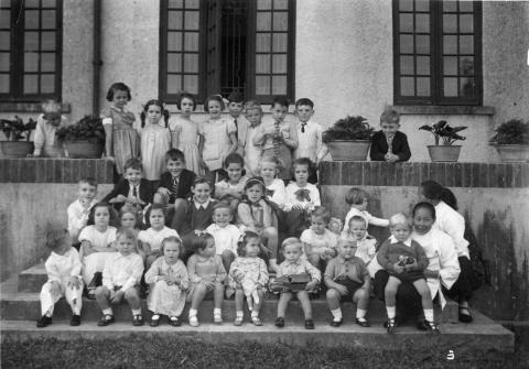 1937 Children's birthday party at The Homestead, The Peak