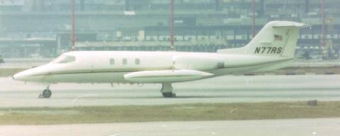 Learjet 25C N77RS