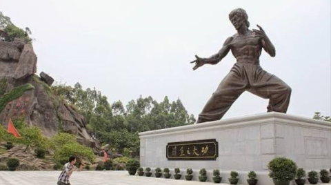 Bruce Lee Statue - Shunde, Foshan, China 2010