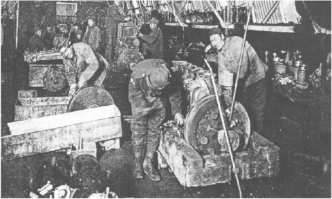A British-Chinese soldiers of CLC repairing British Mark IV tank engines, Teneur in France