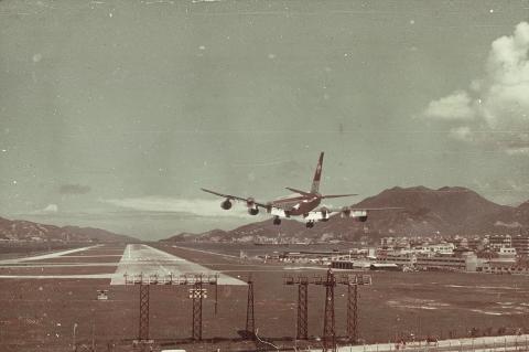 XC 14, Jet Landing at Hong Kong Airport
