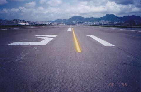 1998 Kai Tak Runway 31 looking in a north-westerly direction
