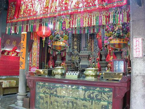 2003 - temple at Tai O