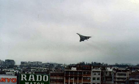 1985 - Concorde arriving at Kai Tak