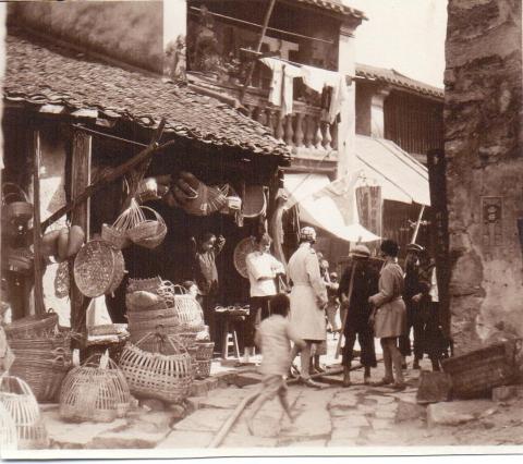 1931-01-18 Kiki et moi dans un village chinois pres de Hong Kong 18 Jan 1931.jpg