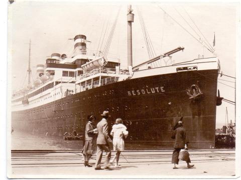 1931-03 Hong Kong Nous allons visiter la Resolute de la Hapag.jpg