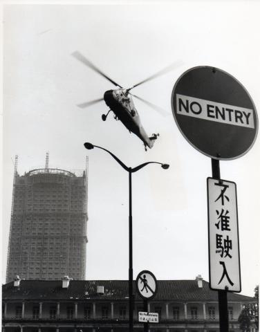 (6) The aircraft approaches to land at the car park after the lift, and pick up the other crew members before returning to Kai Tak.