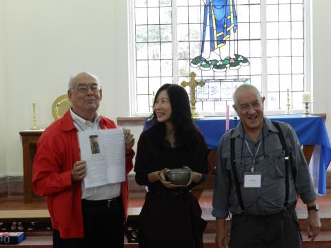 4. Winnie Wong holding Barbara Anslow's food container.jpg