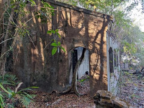 Abandoned Dormitory of Water Supplies Department on Vitoria Peak Close to Radio Station Office-lateral.jpg