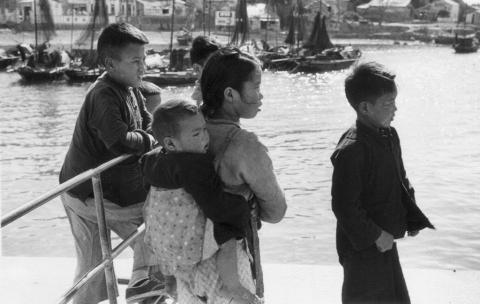 Aberdeen, children on quay