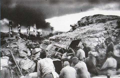 Japanese troops of the 10th Independent artillery brigade attack North Point. 1941