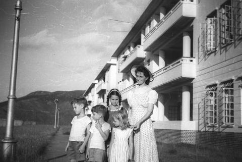 Elizabeth Nance and 4 kids at Stanley 1949