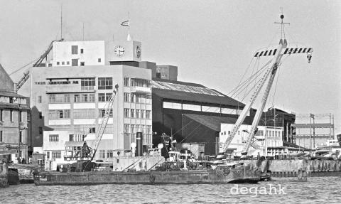 HUD crane barge Hung Hom1981.jpg